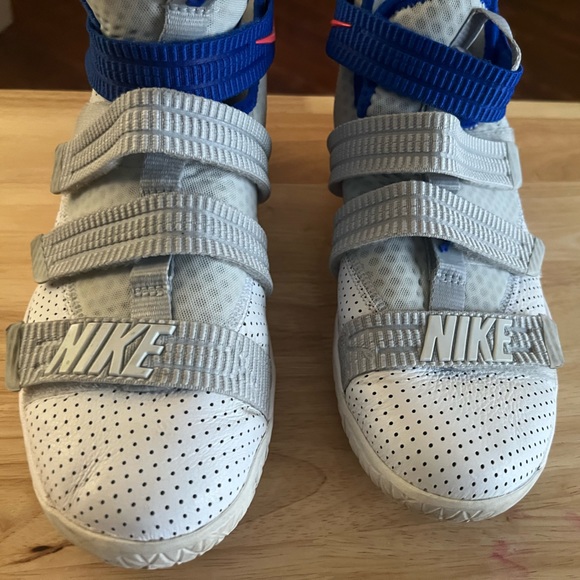 LeBron James basketball shoes - Picture 1 of 6